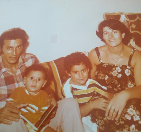 יהושע חמדי ז"ל (ראשון משמאל) עם משפחתו.