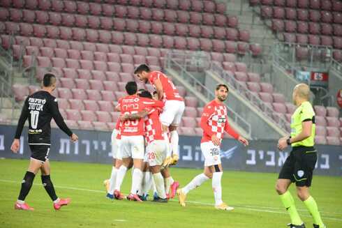 שחקני הפועל באר שבע חוגגים. חילוף מנצח?