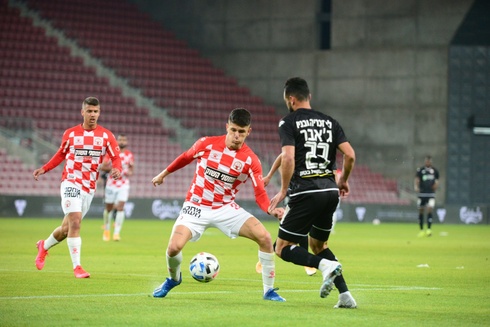 אור דדיה (משמאל) מול עבדאללה ג'אבר. באר שבע לא במשחק