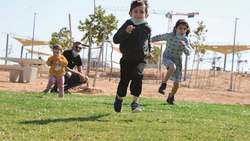 ילדים נהנים על המדשאות. נקודת ציון למטיילים ולמשפחות
