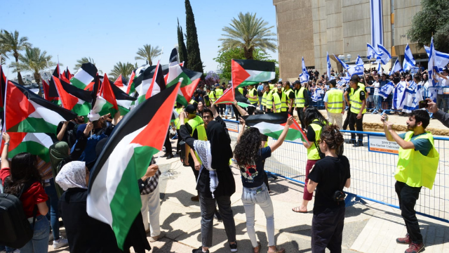 דגלי ישראל מול דגלי פלסטין בבן גוריון