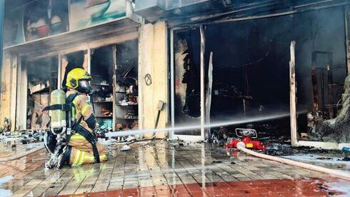 צוותי כיבוי אש מכבים את השריפה בחנות "כוכב היופי"