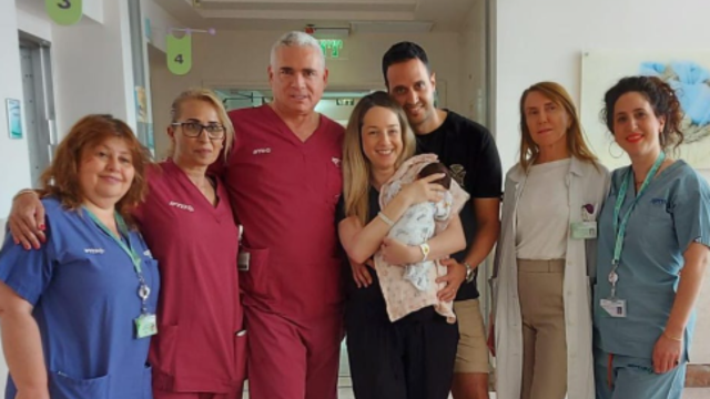 קטיה אברבוך, התינוקת וליאור עם צוות בית החולים