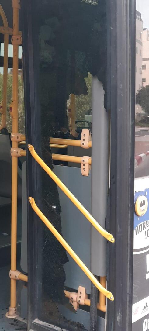 דלת הזכוכית שנופצה באוטובוס
