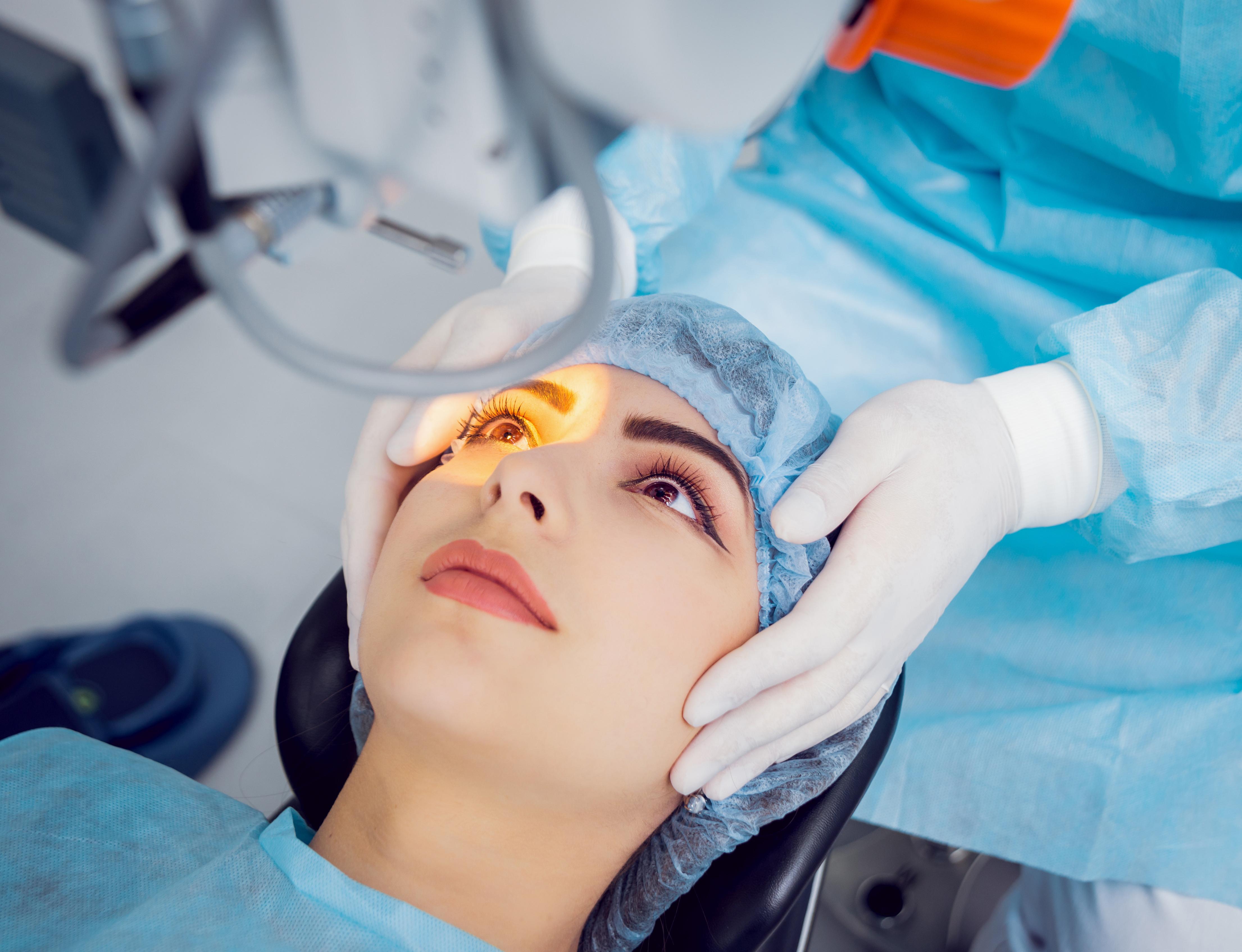 Коррекция зрения методом смайл. Лазерная операция на глаза. Хирургическая коррекция зрения.