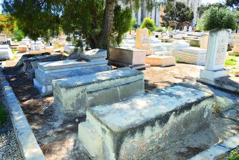 קברים אלמוניים בבית העלמין בבאר שבע. הרצל יוסף