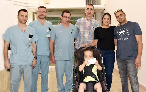 משפחת אשכנזי עם צוות בית החולים. הניתוח הסתיים בהצלחה. צילום: רחל דוד, סורוקה