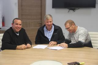 חתימה על ההסכם עם פארק דודאים. צילום: יח"צ דודאים