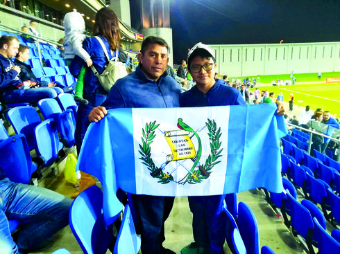 ראם עם דגל גואטמאלה בביקור הנבחרת בארץ. צילום פרטי (גיליון 01.02.19)