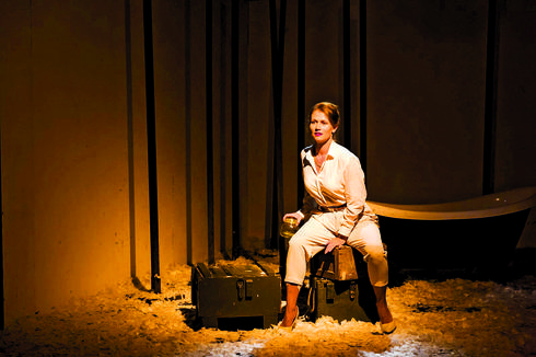 לנה פרייפלד בהצגה "בדרך למטה" בסטודיו של יורם לוינשטיין. צילום: מתן שגיא (גיליון 08.02.19)