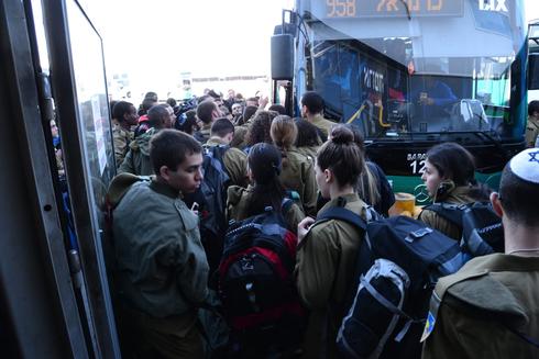 חיילים נדחסים בתור לאוטובוס בבאר שבע. צילום: הרצל יוסף
