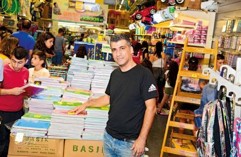 ברוך חדד, מנהל חנות 'הפיראט האדום' | צילום: הרצל יוסף