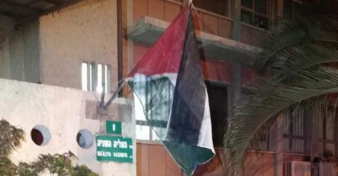דגל פלסטין על בניין עיריית פתח תקוה | צילום: אגף הביטחון עיריית פ"ת