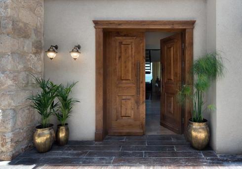 דלת העץ בכניסה לבית. צילום: עמית גושר